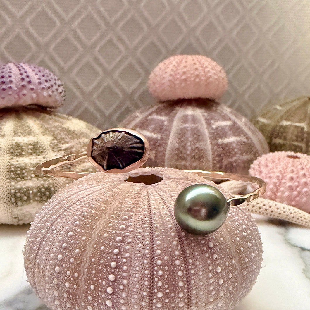 A. TWIST CUFF OPIHI & TAHITIAN PEARL M/L GF (B19)