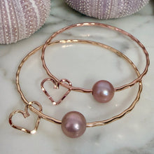 EDISON PEARL BANGLE W/ HEART CHARM