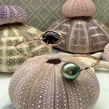 B. TWIST CUFF OPIHI & TAHITIAN PEARL M/L GF (B18)