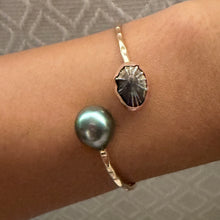 A. TWIST CUFF OPIHI & TAHITIAN PEARL M/L GF (B19)