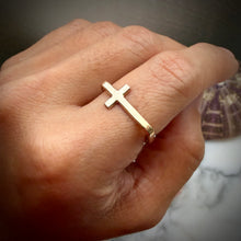 SIDE CROSS SIGNET RING SZ 8/9 GF (R10)