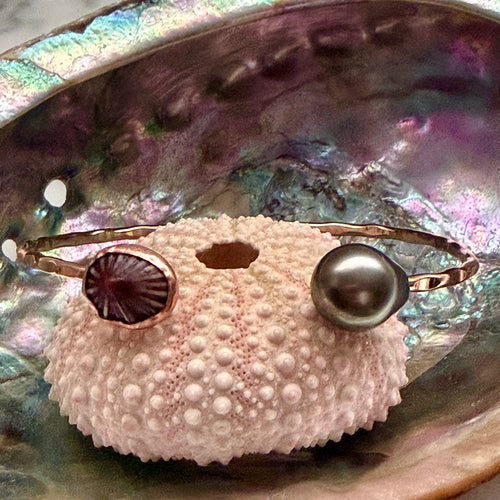 B. OPIHI & TAHITIAN PEARL TEXTURED CUFF MED GF (B20)