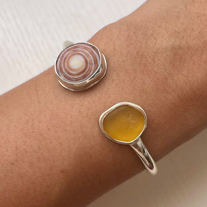 HONEY SEA GLASS & PUKA SWIRL BEZEL CUFF SS M/L (B29)