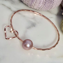 EDISON PEARL BANGLE W/ HEART CHARM