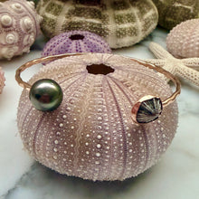 A. OPIHI & TAHITIAN PEARL TEXTURED CUFF MED GF (B21)