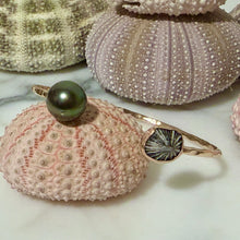 A. OPIHI & TAHITIAN PEARL TEXTURED CUFF MED GF (B21)