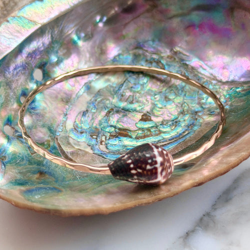 BROWN CHALDEAN CONE SHELL BANGLE 8