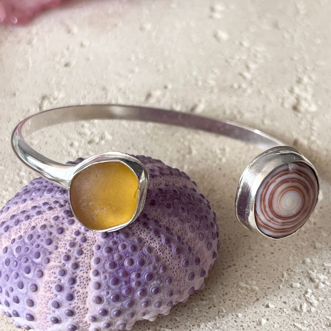 HONEY SEA GLASS & PUKA SWIRL BEZEL CUFF SS M/L (B29)