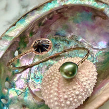 B. TWIST CUFF OPIHI & TAHITIAN PEARL M/L GF (B18)