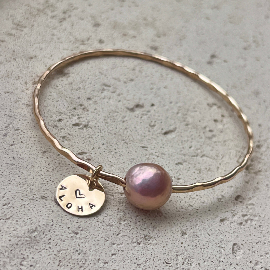 PINK EDISON PEARL ALOHA HEART COIN CHARM BANGLE 8