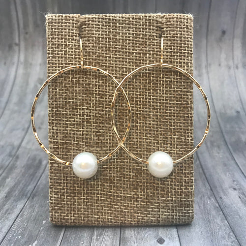 WHITE EDISON FLOATING PEARL HOOP EARRINGS (WHITE EDISON PEARL)