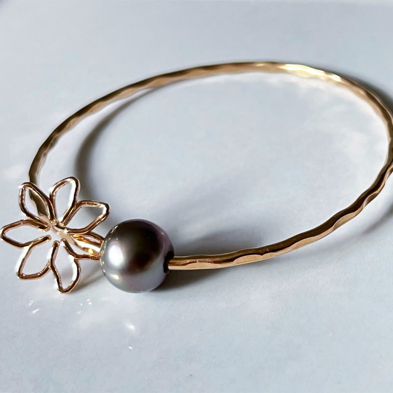 TAHITIAN PEARL BANGLE W/ TIARE CHARM – MAUIME HAWAII